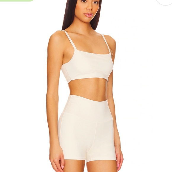 FlowWell Saylor Sports Bra in Bone White
WellBeing + BeingWell size XS - Picture 2 of 9
